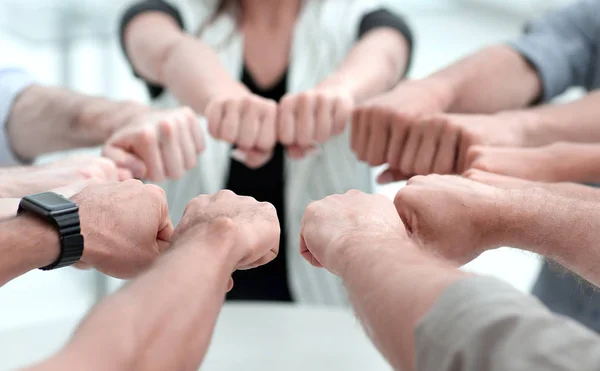Zavřete up.hands obchodního týmu tvoří kruh — Stock fotografie