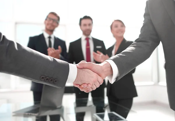 Business handshake oltre sfocato sfondo ufficio — Foto Stock