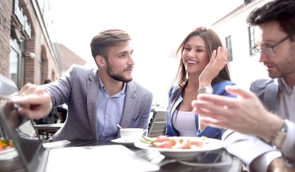 Kollegen diskutieren neue Informationen an einem Tisch im Café — Stockfoto