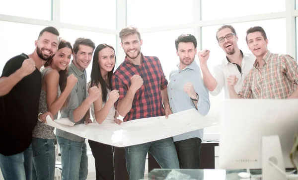 Equipo de diseño feliz de pie en la oficina —  Fotos de Stock