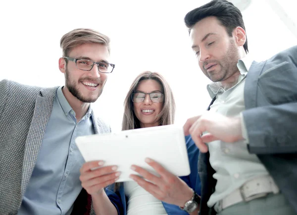 Close-up.lachende medewerkers kijken naar de digitale tablet — Stockfoto