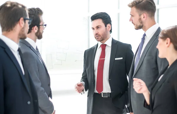 Chefe discutindo com a equipe de negócios um novo plano de negócios — Fotografia de Stock