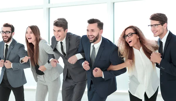 De près. équipe d'affaires amusante debout ensemble — Photo