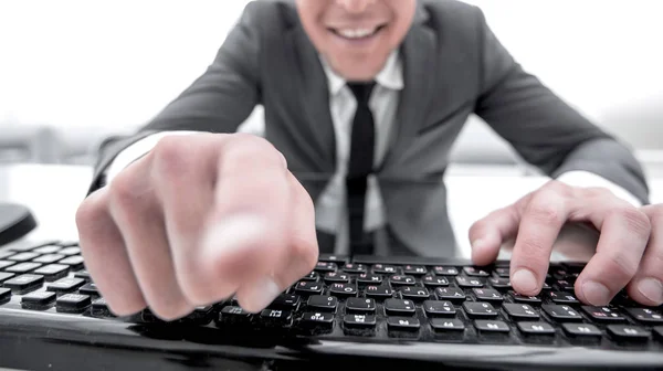 Portret van een tevreden jonge man wijzend op de camera terwijl zitten met laptopcomputer geïsoleerd in kantoor — Stockfoto