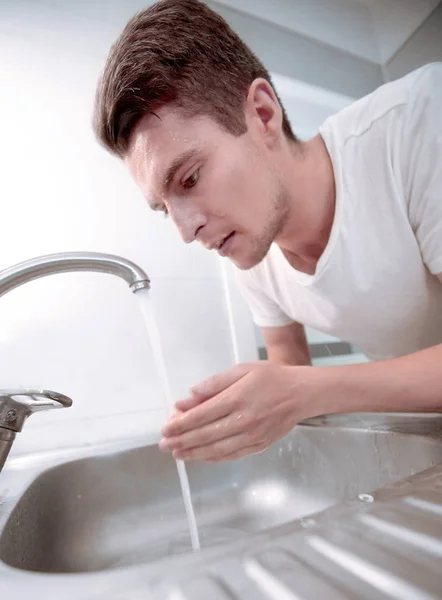 Nauwe up.a jonge man wast in de badkamer in de ochtend — Stockfoto