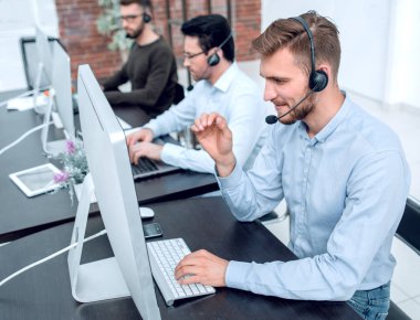 profesyonel çağrı merkezi operatörleri müşteriler ile iletişim kurmak