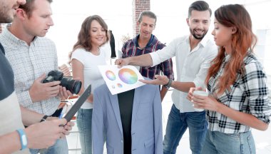 Renk paletini tartışan tasarımcı takımı