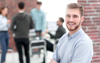 B birinde ayakta başarılı genç iş adamı