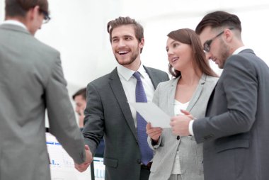 İş adamları el sıkışıyor, toplantıyı bitiriyor.