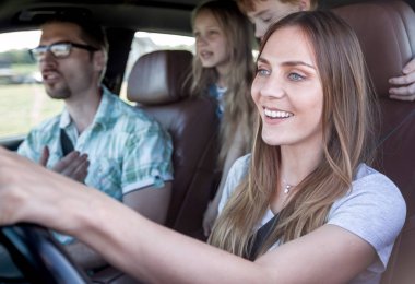 yakın çekim. Arabada seyahat çocuklu genç bir aile