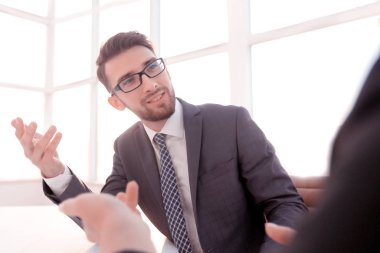 Bir toplantı mı bir masada oturan iki iş arkadaşları