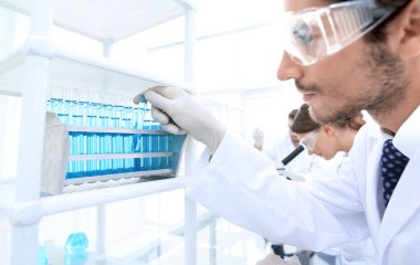 laboratuarda test tüpü tutan odaklı bilim adamı yan görünüm