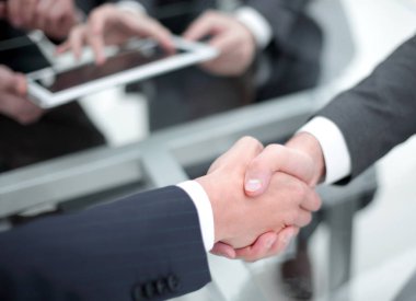 İş adamları el sıkışıyor. Yakın çekim..