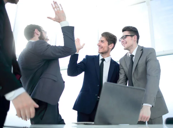 Compañeros de trabajo felices dándose unos a otros un máximo de cinco — Foto de Stock