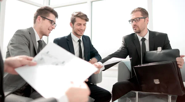 Uomo d'affari e team di lavoro che studiano le condizioni del contratto — Foto Stock