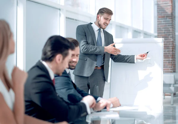 Employees discussing a new business project — Stock Photo, Image