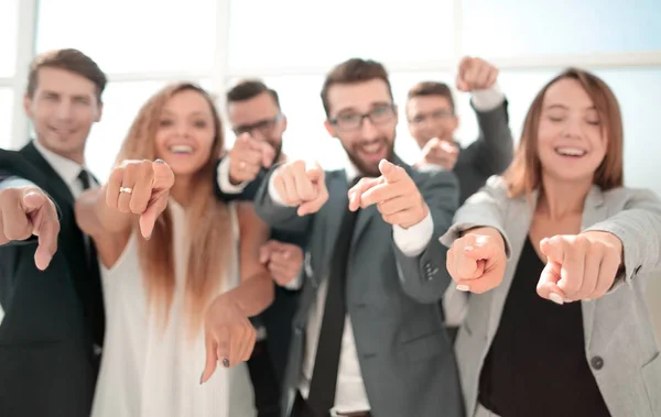 Close up.a grupo de jovens empresários apontando para você — Fotografia de Stock