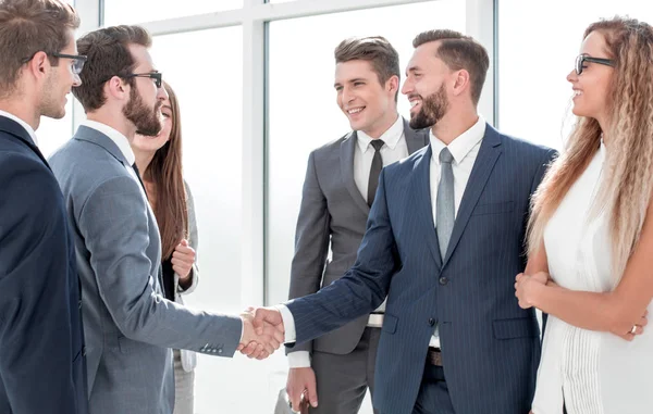 I dipendenti si salutano con una stretta di mano — Foto Stock