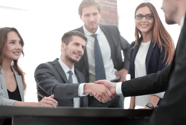 Handshake mezi zaměstnanci po setkání — Stock fotografie
