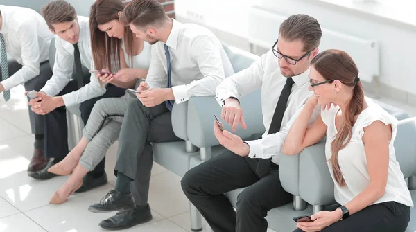 Business-Team sitzt in der Lobby des Business Cente — Stockfoto