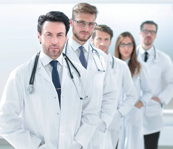 Mitarbeiter des medizinischen Zentrums stehen auf dem Krankenhausflur — Stockfoto