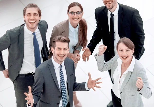 Από το κορυφαίο view.happy επιχειρηματική ομάδα στέκεται στο γραφείο — Φωτογραφία Αρχείου