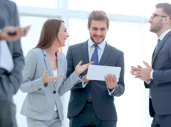 Compañeros de negocios felices en la oficina moderna usando tableta —  Fotos de Stock