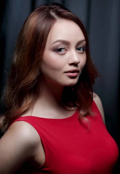 Modne młoda piękna kobieta w czerwonej sukience — Zdjęcie stockowe