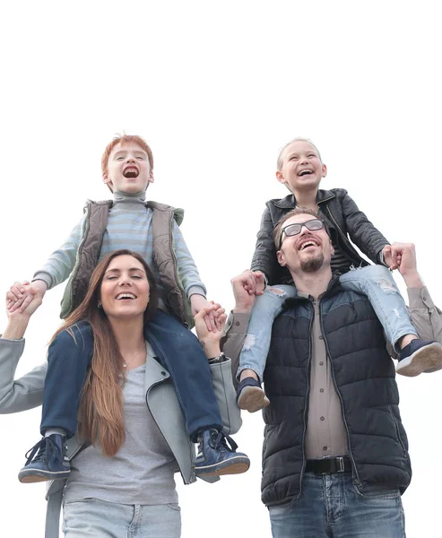 Ung familj med två barn på en promenad — Stockfoto