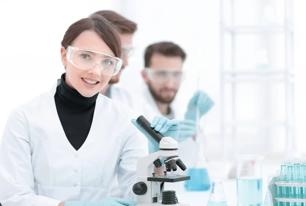 Female scientist in a laboratory. — Stock Photo, Image