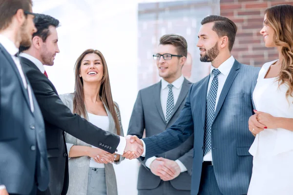 ビジネスチームはビジネスパートナーの握手を見て — ストック写真