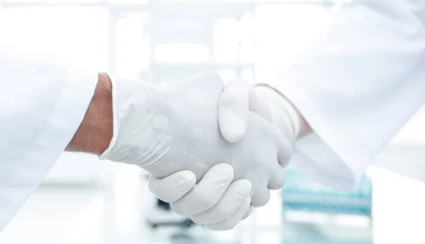 Handdruk met witte medische handschoenen — Stockfoto