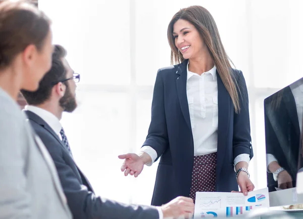 Mulher de negócios realiza uma reunião de trabalho no escritório — Fotografia de Stock