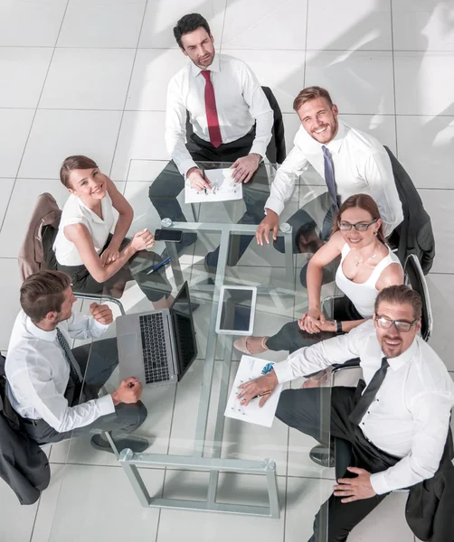 Företag som arbetar runt ett konferensbord — Stockfoto