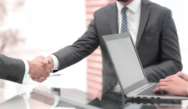 Due uomini d'affari fiduciosi stringono la mano durante un incontro nel — Foto Stock