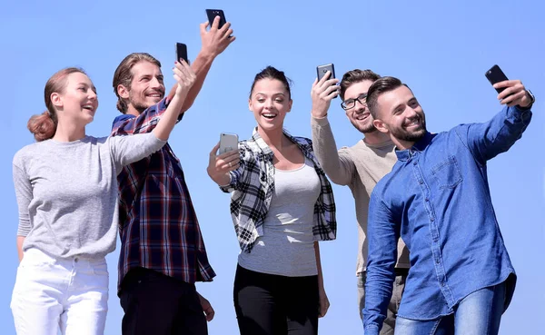 Grupa młodych ludzi robi sobie selfie. — Zdjęcie stockowe
