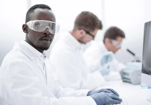 Científico prometedor trabajando en una computadora — Foto de Stock