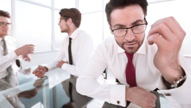 ofisine arka planda deneyimli avukat