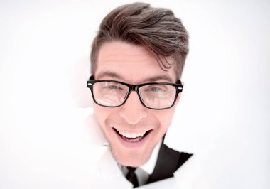 genç işadamı ile bir beyaz kağıt duvar breaking