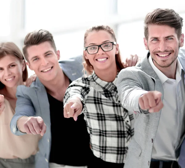 Grupp av människor som pekar på kameran och ler - isolerade — Stockfoto