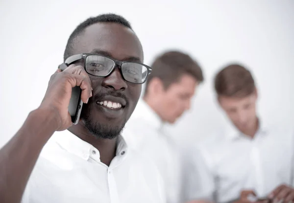 Hautnah. Erfolgreicher Geschäftsmann im Gespräch mit dem Handy — Stockfoto