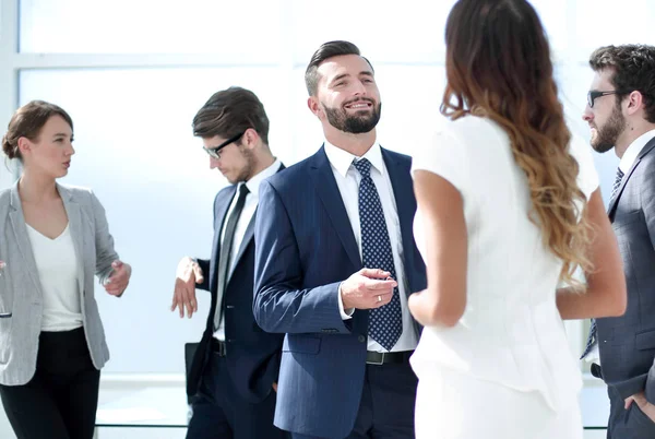 Equipe de negócios bem sucedida discutindo novas ideias — Fotografia de Stock