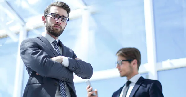 Seriöser Geschäftsmann steht im Büro — Stockfoto