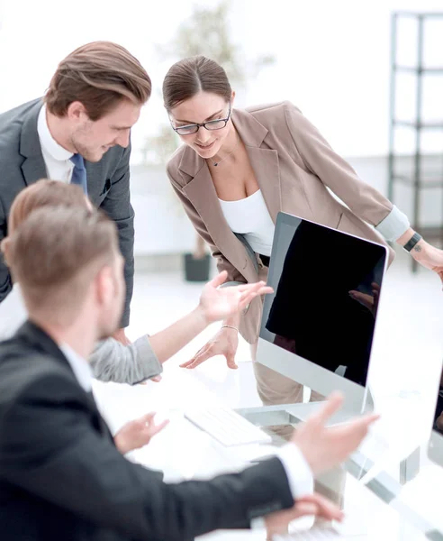 Equipo de negocios discute noticias en línea en la oficina . — Foto de Stock