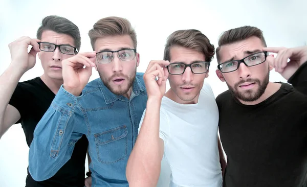 Grupo de jovens criativos olhando para você através de óculos — Fotografia de Stock