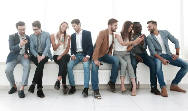 Gruppe junger Leute kommuniziert im Wartezimmer. — Stockfoto