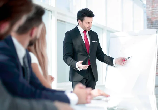 Stäng up.business team vid presentationen av det nya projektet — Stockfoto