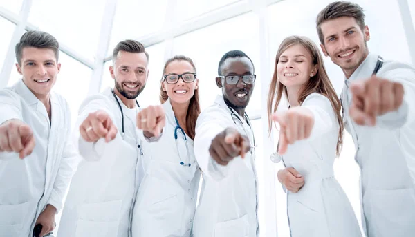 Médicos confiados colegas de pie juntos —  Fotos de Stock