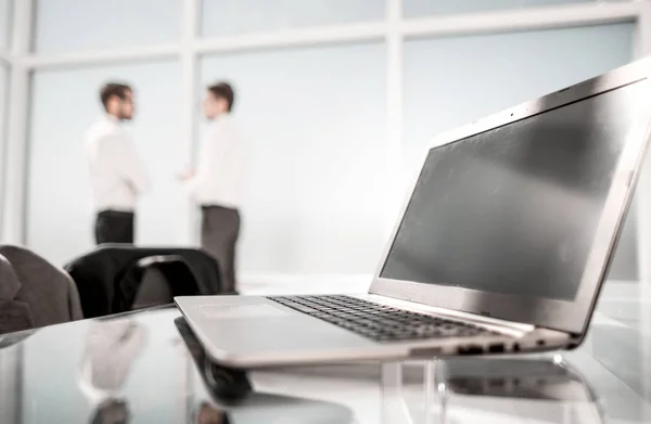 Close-up de mesa de escritório com equipe de negócios por trás — Fotografia de Stock