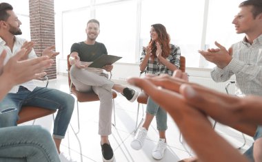 iş takım modern ofisindeki bir seminerde